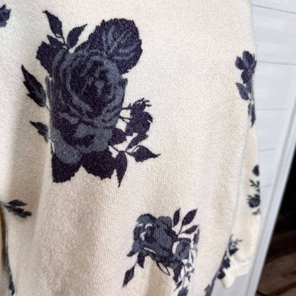 Chelsea & Theodore Off White & Navy Floral Relaxed Fit Sweater Size M - Picture 4 of 13